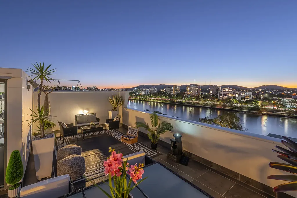 West End 2कमरा Boutique Three-Level Penthouse with Private Rooftop and River Views