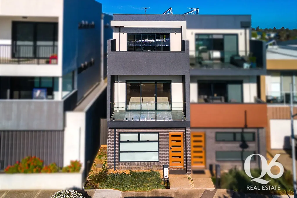 Beautiful Family Home with Lake View!!