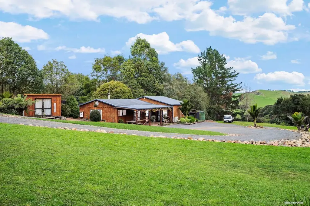 Hunua 3chambre Rustic Rural Charm on Lifestyle Land!