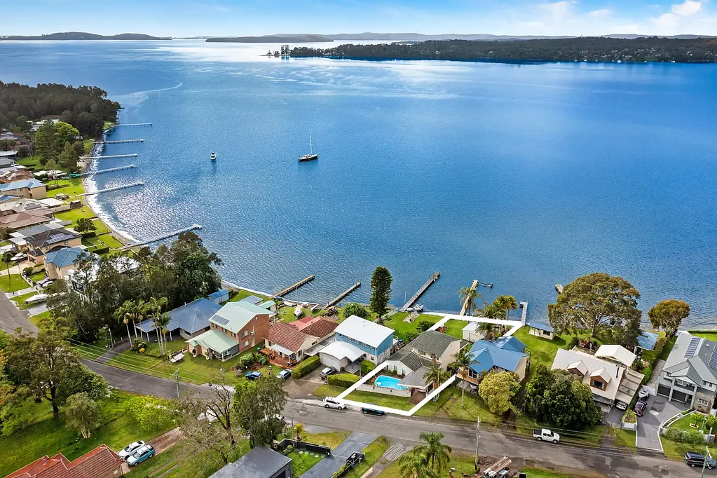 Dora Creek 4 Slaapkamer Absolute waterfront home with pool