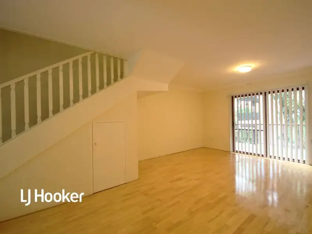 Bright & Sunny 2 Storey Apartment !