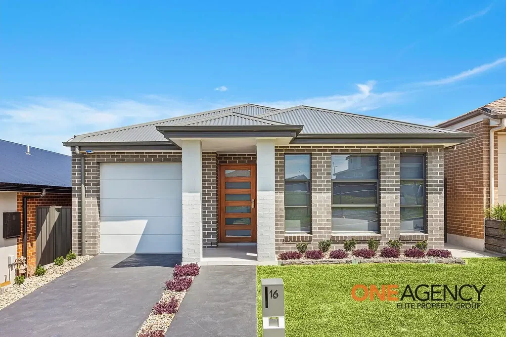 MODERN FAMILY LIVING IN THE HEART OF CALDERWOOD