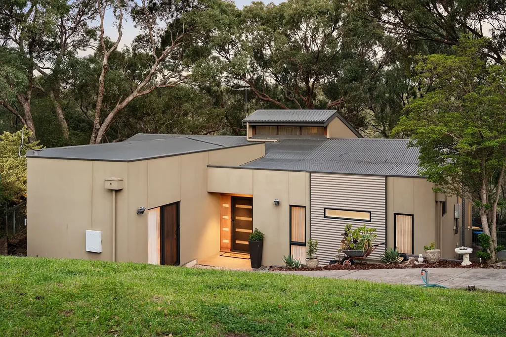 Bellevue Heights 4Zimmer Foothills Living with Space, Style & Spectacular Views.