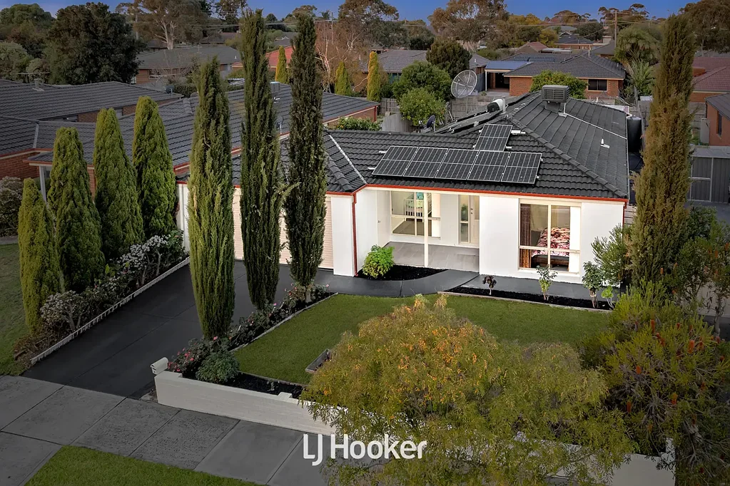 Cranbourne West 4 Bedroom Stylish Family Living in Prime Location – Freshly Updated & Feature-Packed!