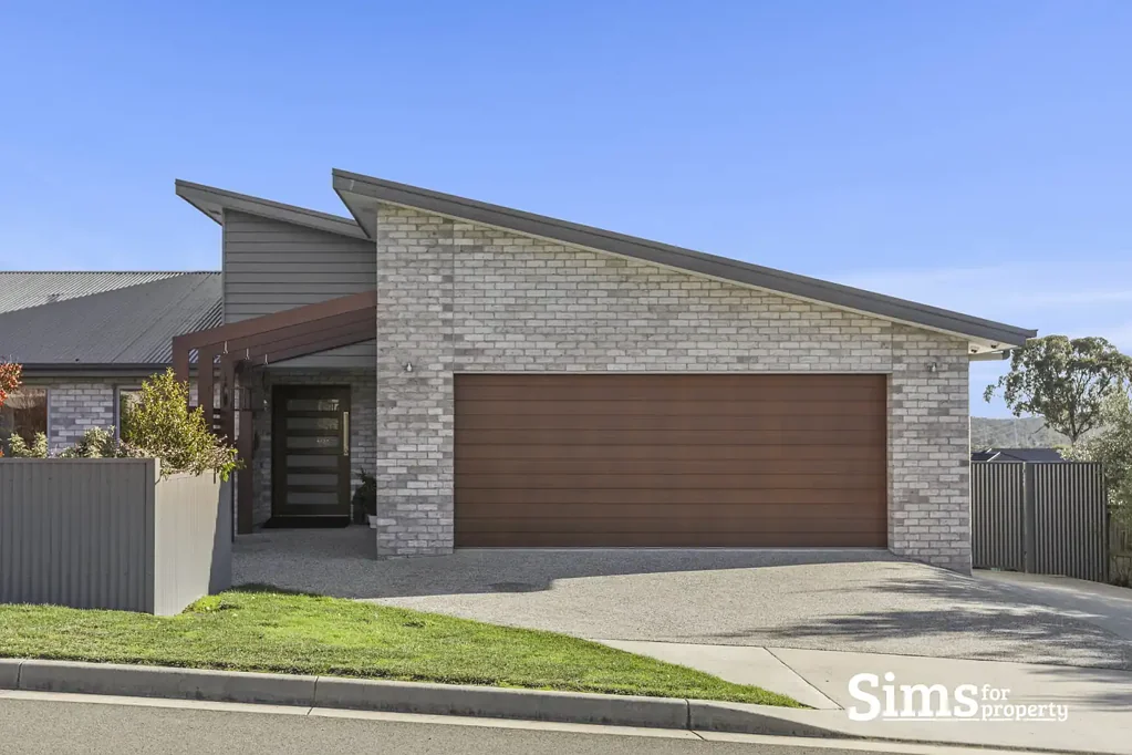 Summerhill 6Moenga Grand Family Living on 1,251m² in Prestigious Eskridge Estate
