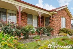 18 BARKER CCT, Kelso