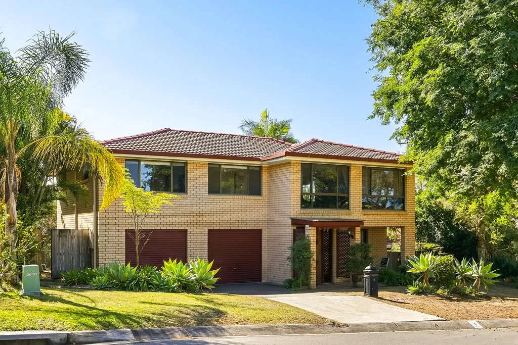 Carindale 3房 Carindale 宁静区域的宽敞家庭住宅，带私人泳池 Expansive Family Living with Private Pool in a Peaceful Carindale Pocket