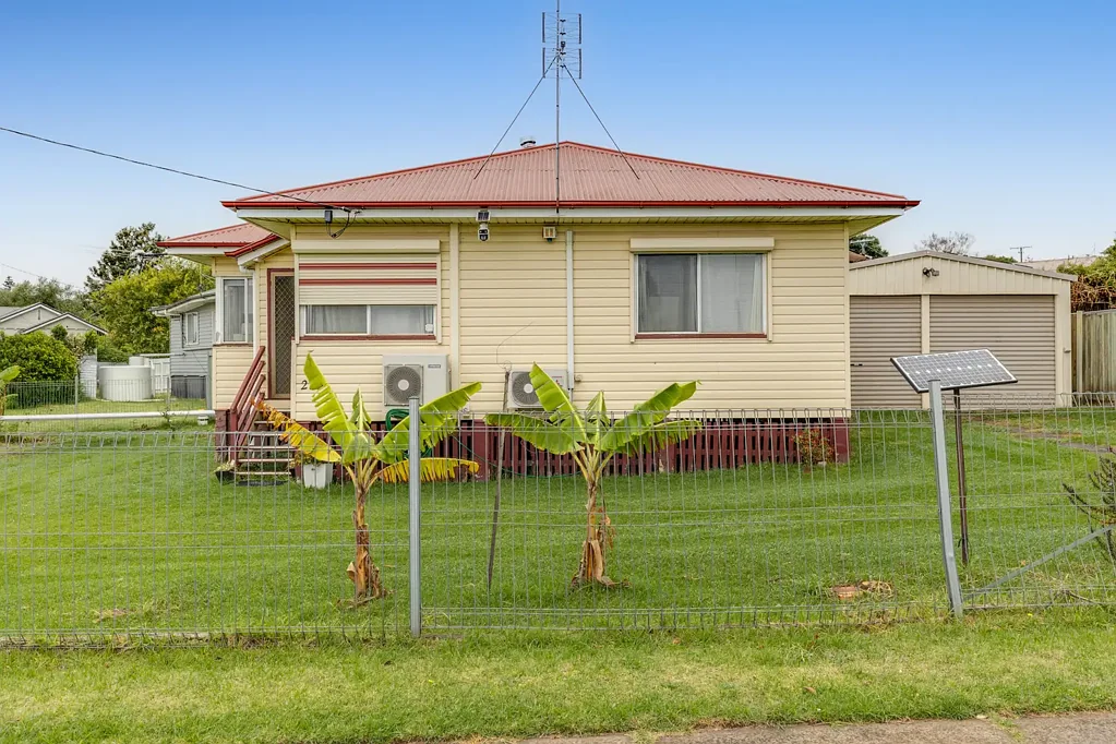 South Toowoomba 2房 两间地毯卧室 主卧空调 厨房洗碗机 带顶棚娱乐区 6x9米车库 太阳能系统 全围栏625平米 Character, Warmth and a Shed That Sets It Apart