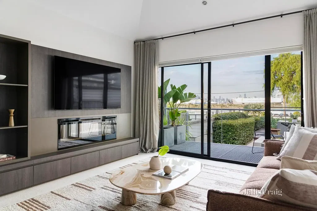 Newport 3房 三层，三间卧室，三间浴室，双生活区，两个厨房，两个美妙的室外区域，令人难忘的景观和两个街道正面 - 所有这些加在一起构成了一个壮观的地址。 精致品味，无与伦比的吸引力，墨尔本最受追捧的地点。 室内外空间设计精致，观赏水面城市景观，船只经过精心设计的花园。 主套房享有令人着迷的景观，设备精良的额外浴室，现代厨房和明亮阳台景观。停车位位于The Strand，安全车库通往Douglas Parade，引人注目。 Doing The Strand In Style