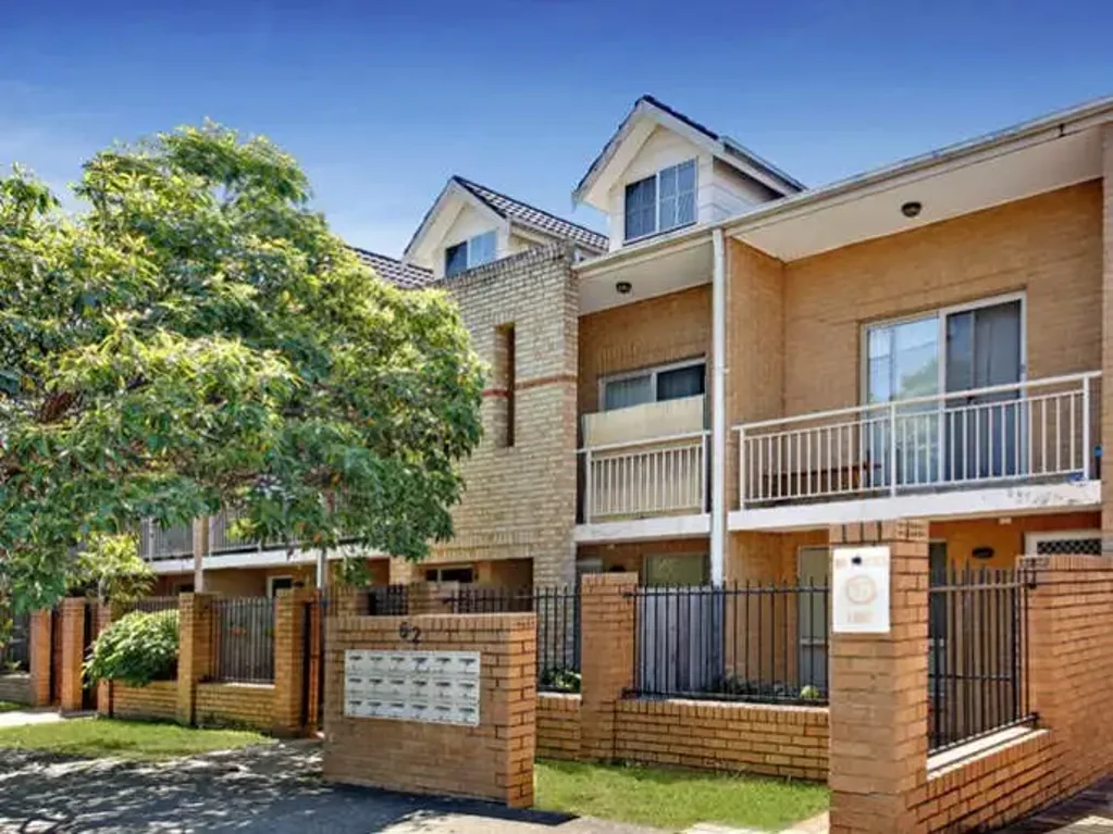 Modern & Spacious 3-Bedroom Townhouse in a Quiet Complex