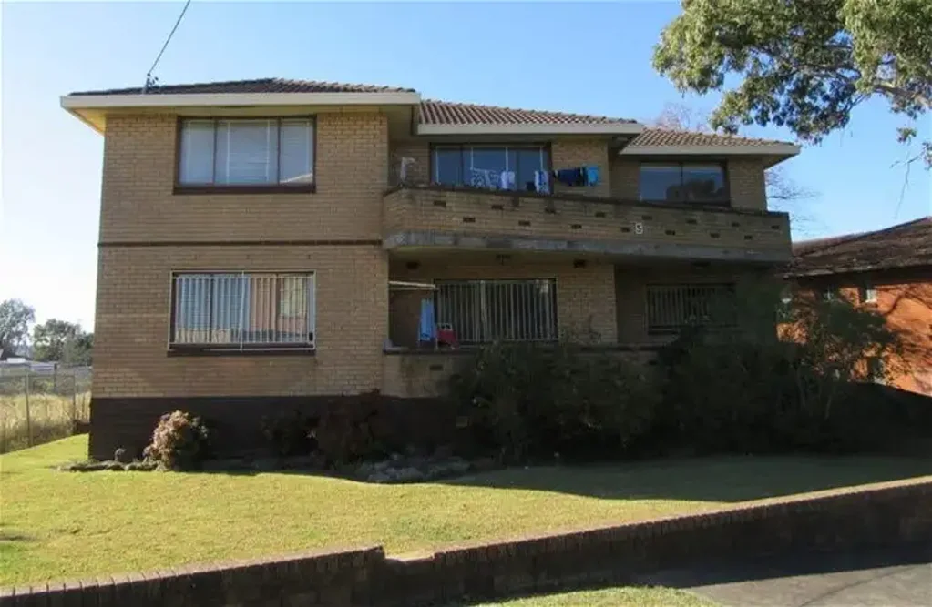 Like New Renovated 2 Bedroom Unit with lock up garage