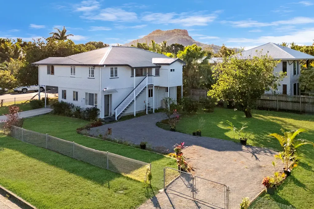 Railway Estate 5 Bedroom Dual Living! Corner Block!