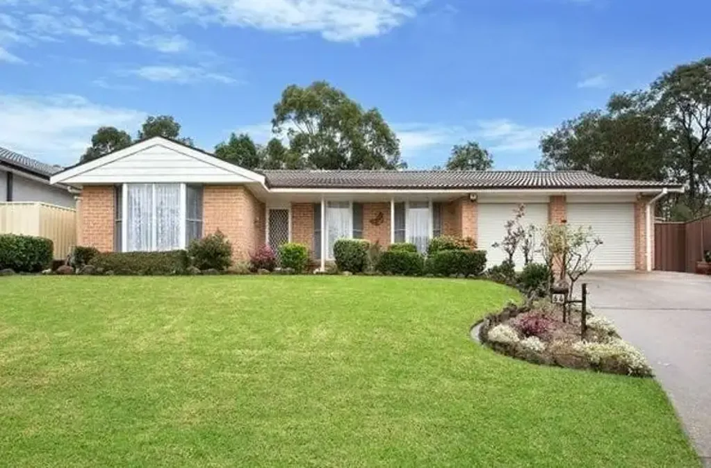 St Helens Park 5房 St Helens Park理想街道 849平米地块 五房带步入式衣帽间 主卧独立卫浴 宽敞厨房 双车位车库 邻近购物中心学校公园 SPACIOUS FAMILY LIVING IN A PREMIER ST HELENS PARK LOCATION !!!