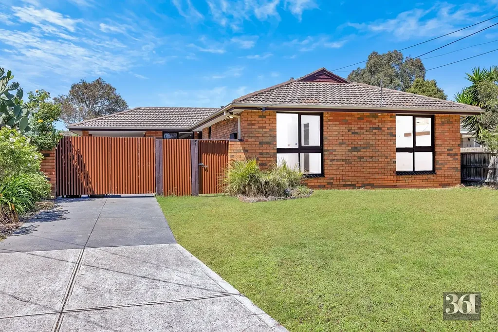 !! Freshly renovated and perfectly located,  3-bedroom home offers unbeatable comfort and convenience in the heart of Hoppers Crossing - For Lease !!