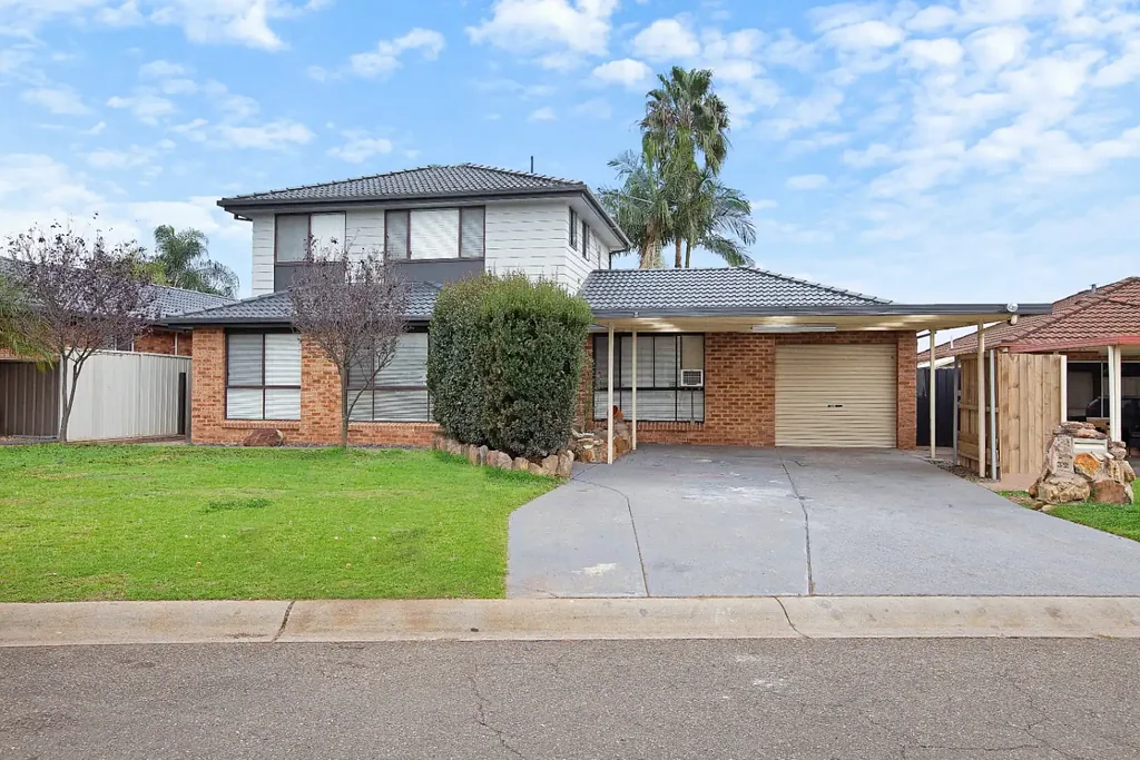 Large 5 Bedroom Family Home!