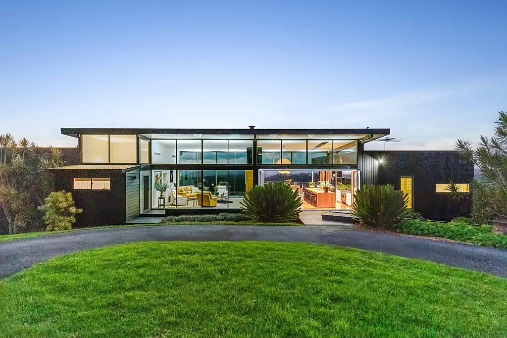 Booroobin 3ห้องนอน The Glasshouse | A Landmark of Architectural Precision and Hinterland Presence