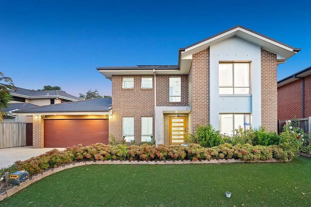 Keysborough 5 Bedroom The Brief:
2 Master Bedrooms, 2 Kitchens, 4 Lounges, North-facing 589sqm block in sought-after Somerfield Estate