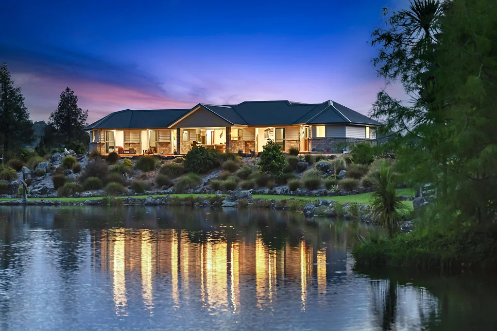 Maungatapere  The lake, land and lifestyle