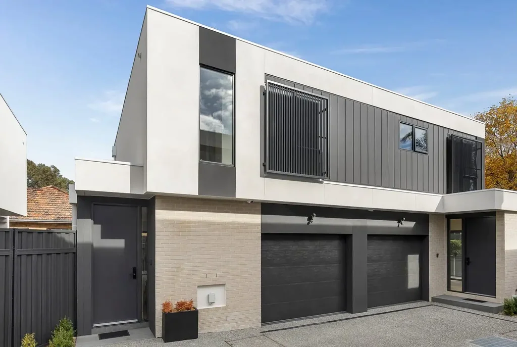 LUXURY TOWNHOUSE CLOSE TO DENDY PARK