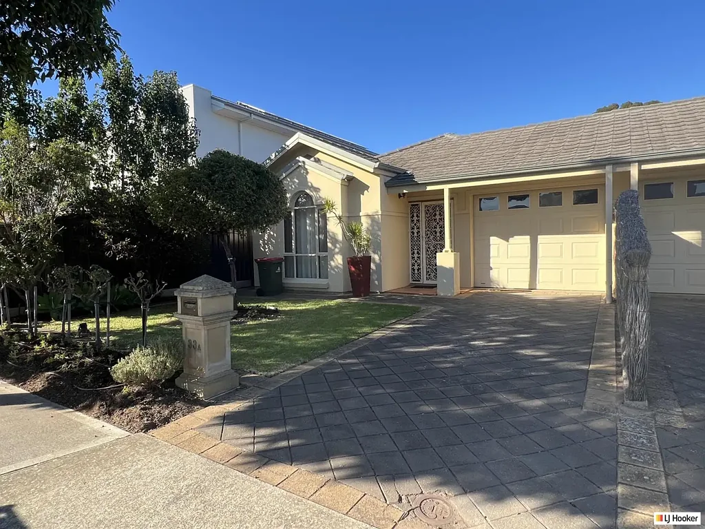 Low-Maintenance 3-Bedroom Courtyard Home in a Convenient Loc