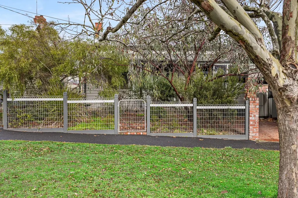 Golden Point 3 Bedroom Charming Golden Point Gem with Modern Comforts