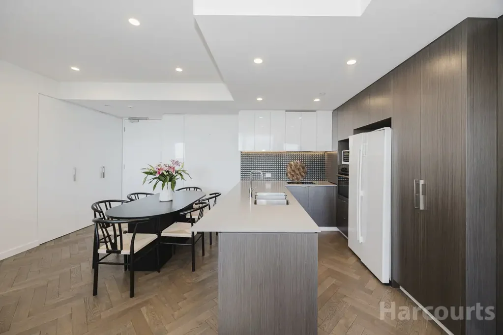 Stylish and contemporary 2-bedroom apartment with fantastic views!