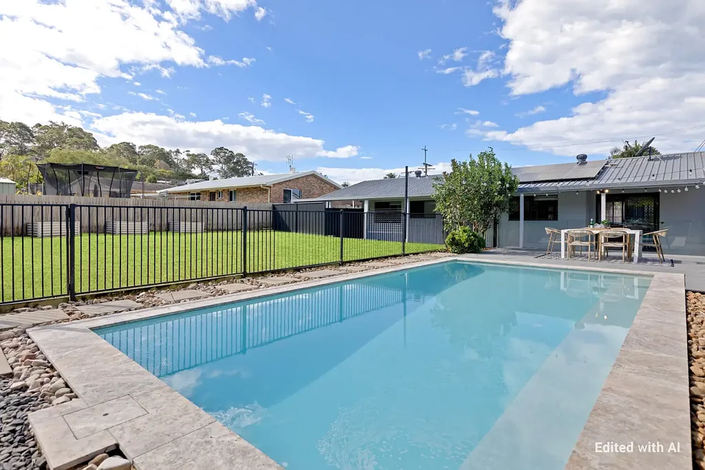 Kuluin 3침실 Perfectly Renovated 3 Bedder On 705m2 With A Pool & Plenty Of Secure Parking!