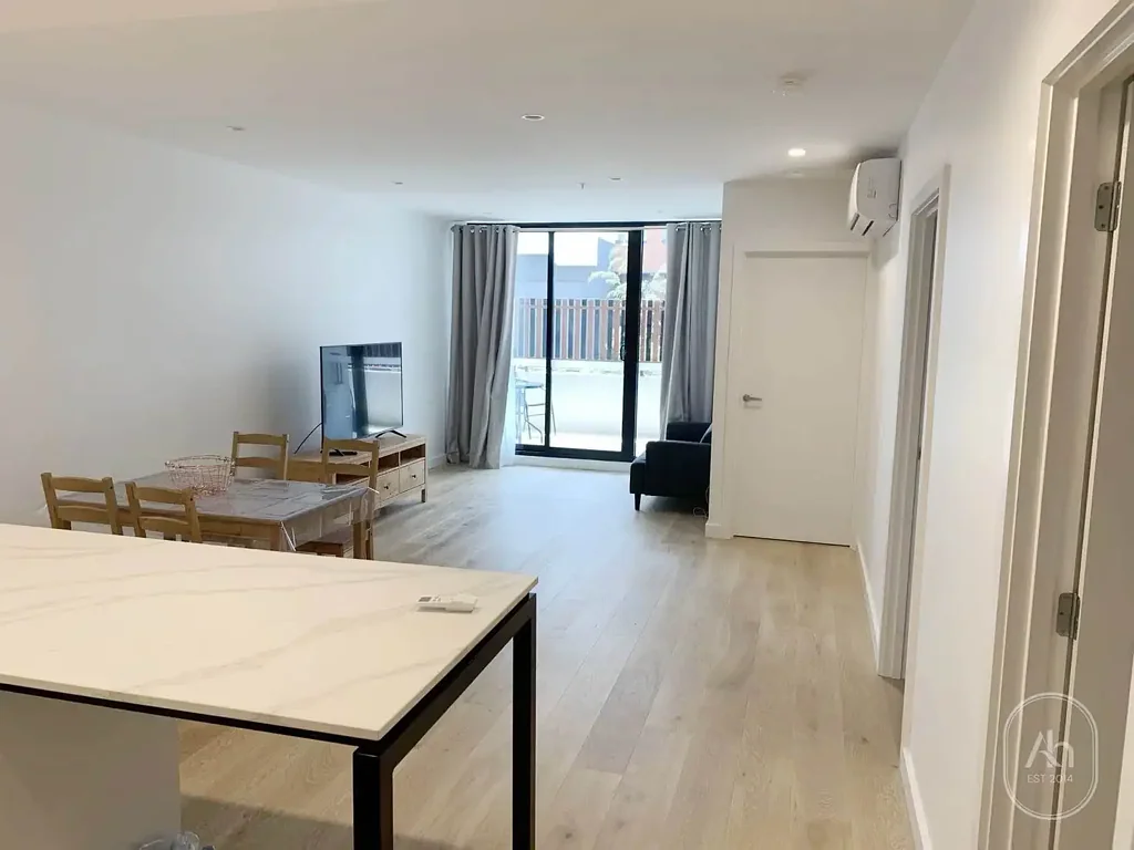 Fully Furnished 2-Bedroom Apartment with Car Space in Prime Clayton Location