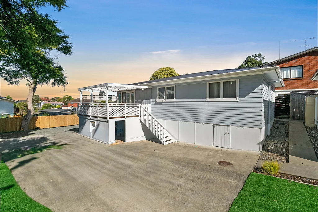New Lynn 3房 近Glen Eden火车站 & 学校 | 798㎡ 大地三居室带花园露台，业主急售 Ready to sell - Ready for your offer!