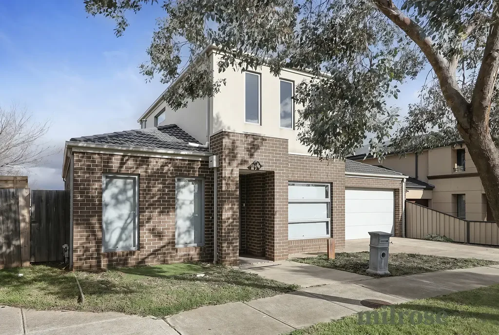 Modern Family Living in an Unbeatable Location!