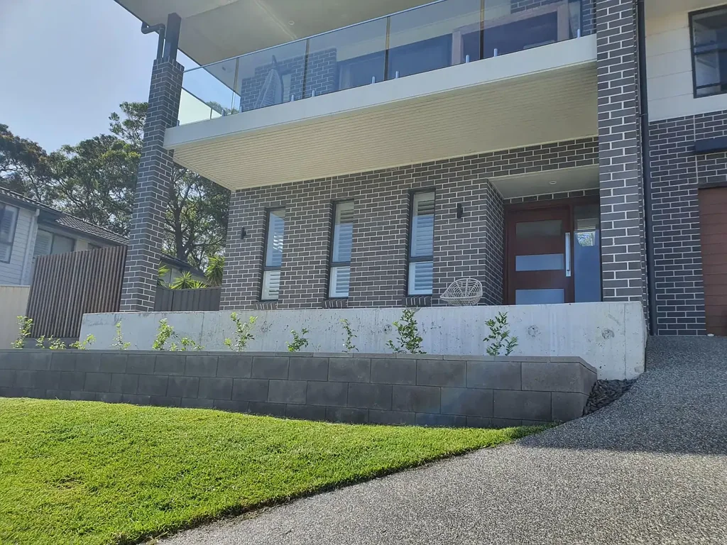 Bottom floor, self contained studio, kitchenette/lounge room, large bedroom, massive walk in robe/ensuite. Water view. Cul de sac. Off street parking.