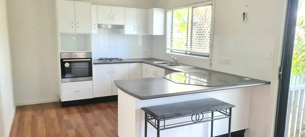 MODERN 2 BEDROOM GRANNY FLAT. 5 MINUTES WALK TO STATION