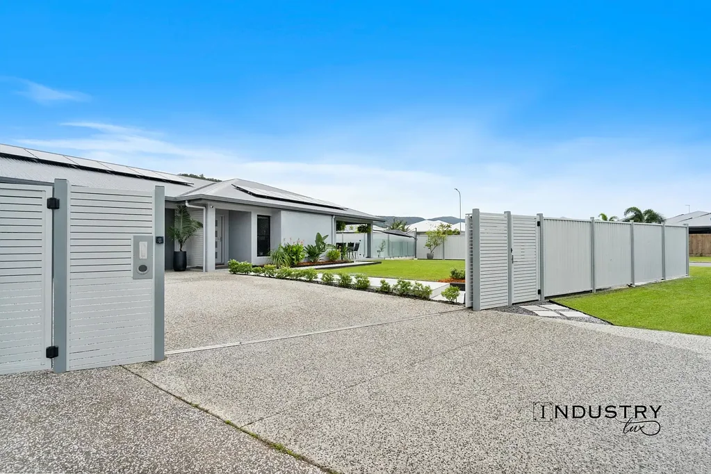 Trinity Beach 4ห้องนอน A Private, Gated Dual-Living Residence with Poolside Luxury in Trinity Beach