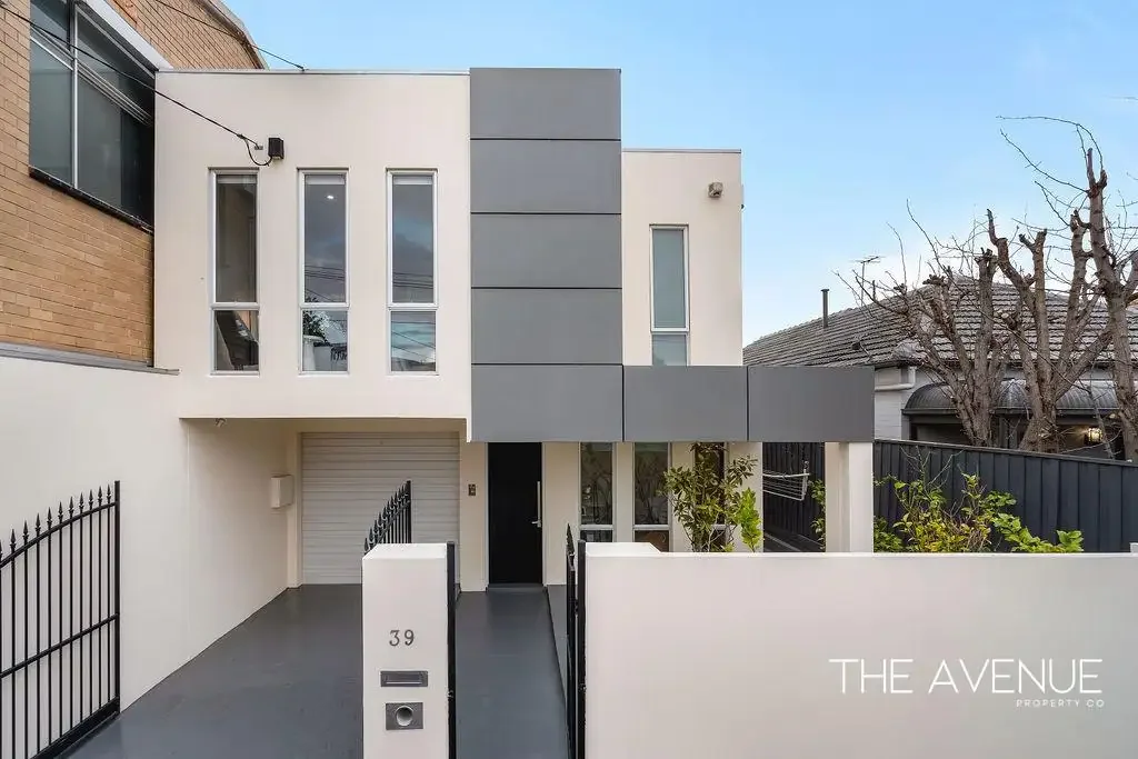 St Kilda East 4房 4卧4卫奢居 主卧带独立卫浴 多功能生活区 闪亮泳池 安全车库 交通便利 学区环绕 品质装修 Contemporary Living, Spacious Design & Prime Location