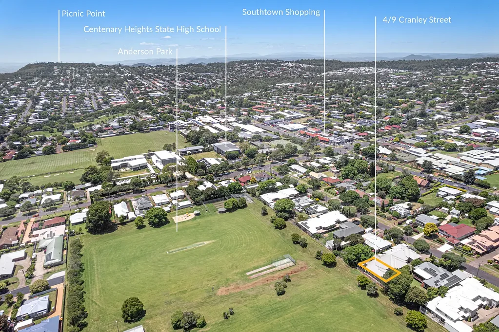 South Toowoomba 2房 私密尾单元 朝北视野开阔 厨房瀑布台面 主卧带套间 双向卫浴 太阳能供电 安全门窗配置 单车库洗衣区 INVESTORS LOOK - Amazing Northern Views Over Park!