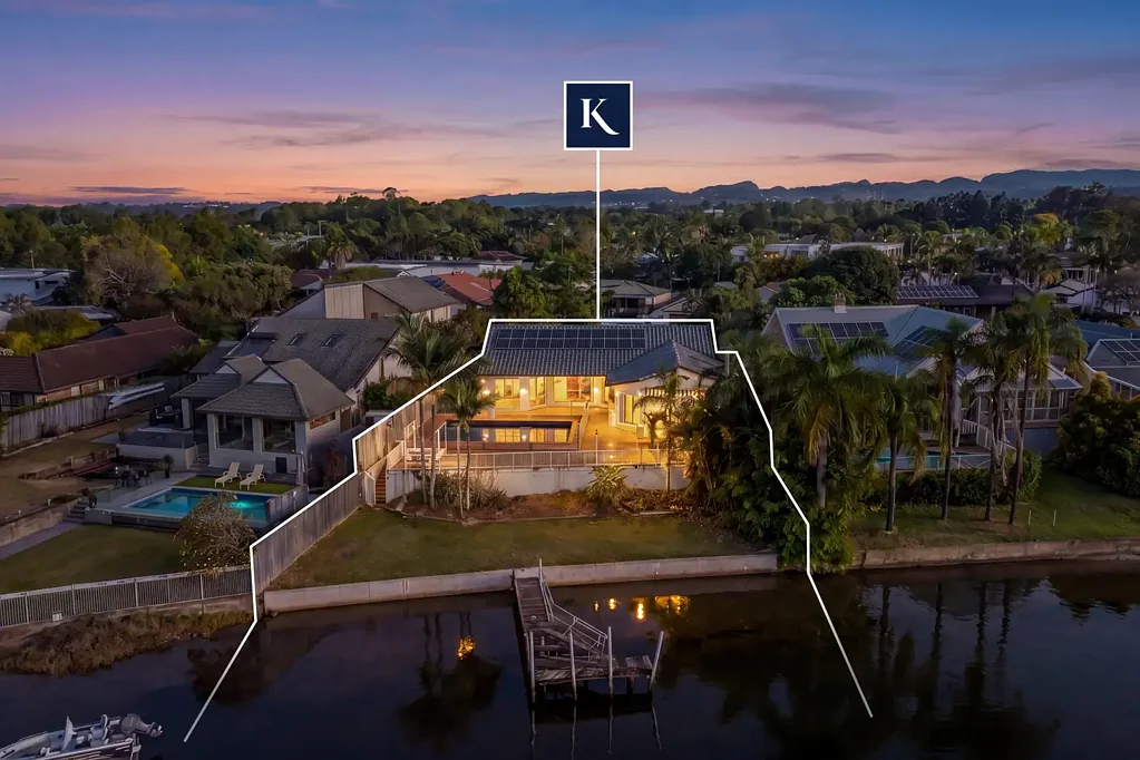 Mermaid Waters 4غرفة نوم Oversized Waterfront Property with Untapped Potential