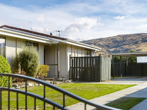 Cromwell 4房  Ever-popular four-bedroom on Waenga