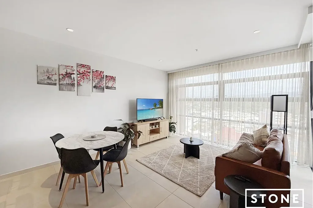 Luxury fully or unfurnished 2 Bedroom Apartment in the Heart of the Coffs CBD.