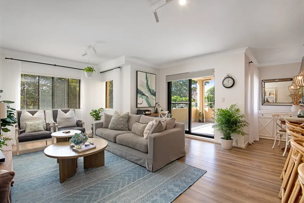 " High Quality Coastal Apartment in Boutique Complex "