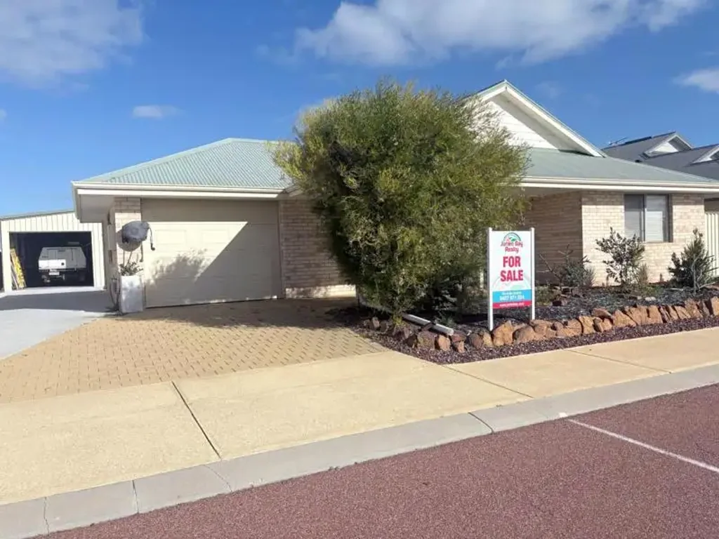 Jurien Bay 4Kwarto Double brick home with shed