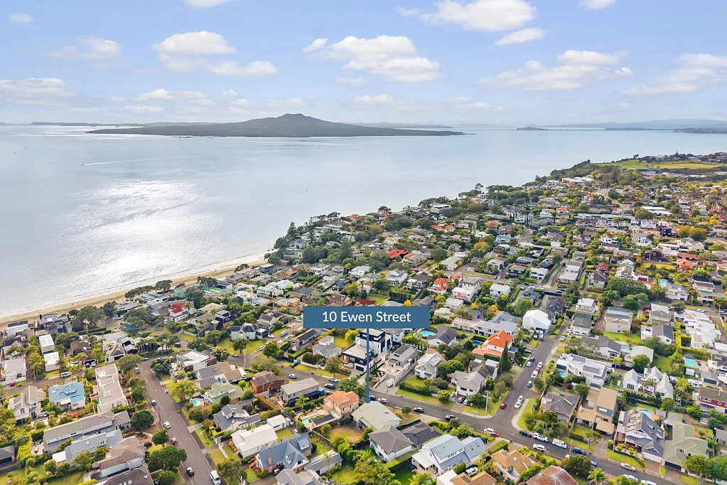 Takapuna 4房 黄金海岸机遇｜615㎡北向全幅地，RC已批可建三层 SEAWARD SIDE OPPORTUNITY | RC & BC APPROVED