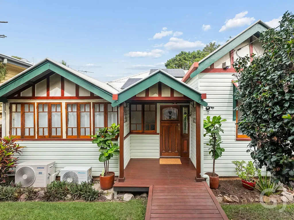 Newmarket 3房 特色家庭住宅，双街入口 Character Family Home with Dual Street Access