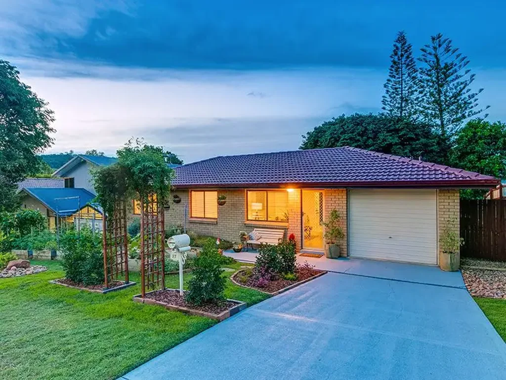 WELL PRESENTED FAMILY HOME IN UPPER MT GRAVATT - PETS OK