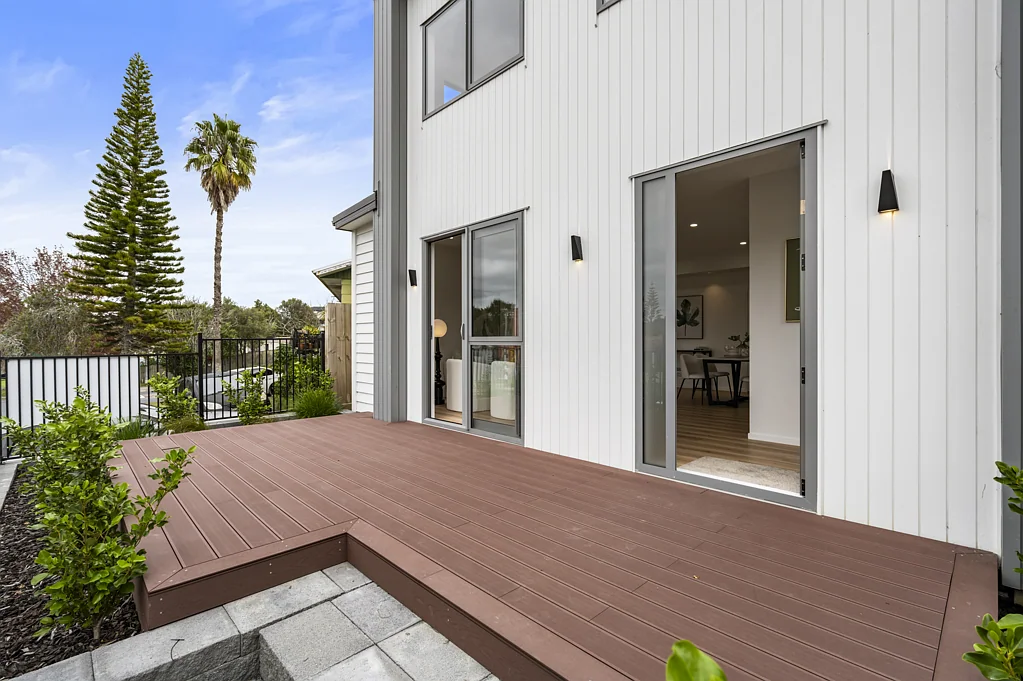 West Harbour 3Zimmer  85" Giant TV + Super Motivated Owner!