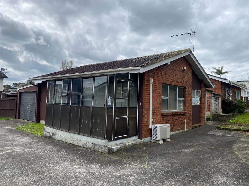 Charming 2-Bedroom Brick and Tile Home in Papakura