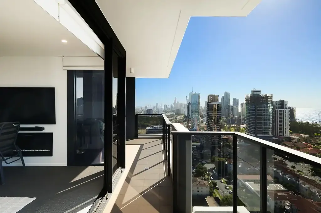 Broadbeach 3房  Top Floor Sky-Home Capturing Sweeping Ocean and City Views