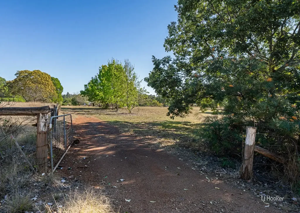 Blackbutt 居高临下的 5.88 英亩土地，带棚屋、水坝和太阳能 – 距离 Blackbutt 仅 3 公里 Elevated 5.88 Acres with Shed, Dam & Solar – Just 3km to Blackbutt