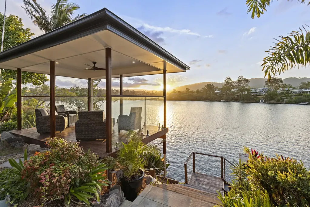 Oxenford 5房  The opportunity of a lifetime! Wide Water views like this are hard to find!