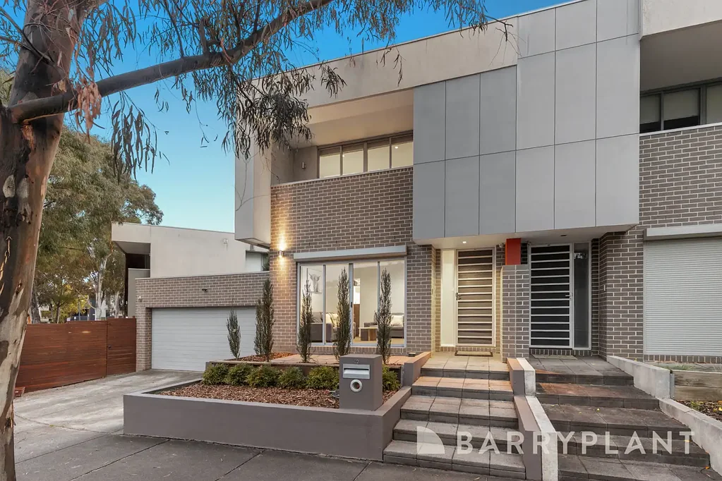 Bundoora 3 Bedroom Sleek Style Steps to Everything!