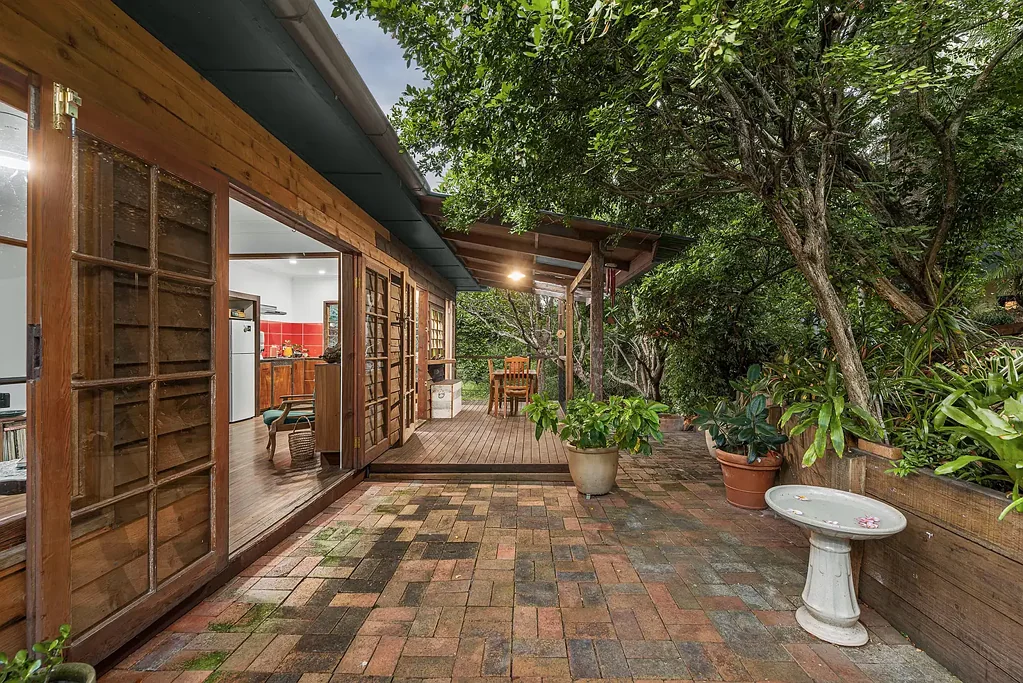 Annerley 2 Bedroom Rare Opportunity, set over two lots over 1,012 sqm with stunning city views
